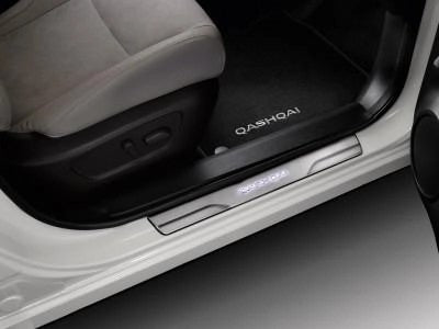 NissanQashqai(J11E)FrontEntryGuards,Illuminated2014-2017